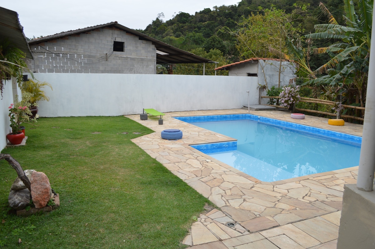 Casa agradável com piscina, churrasqueira e lago