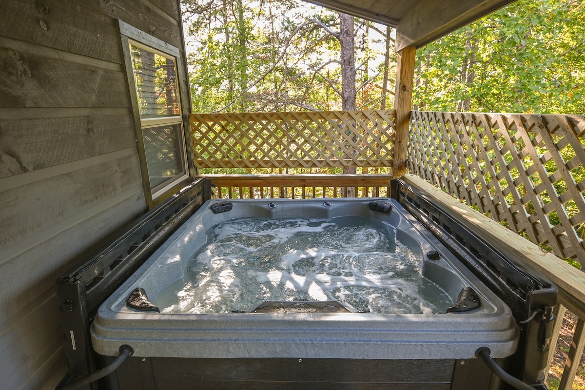 Delightful 2 bedroom cottage with hot tub!