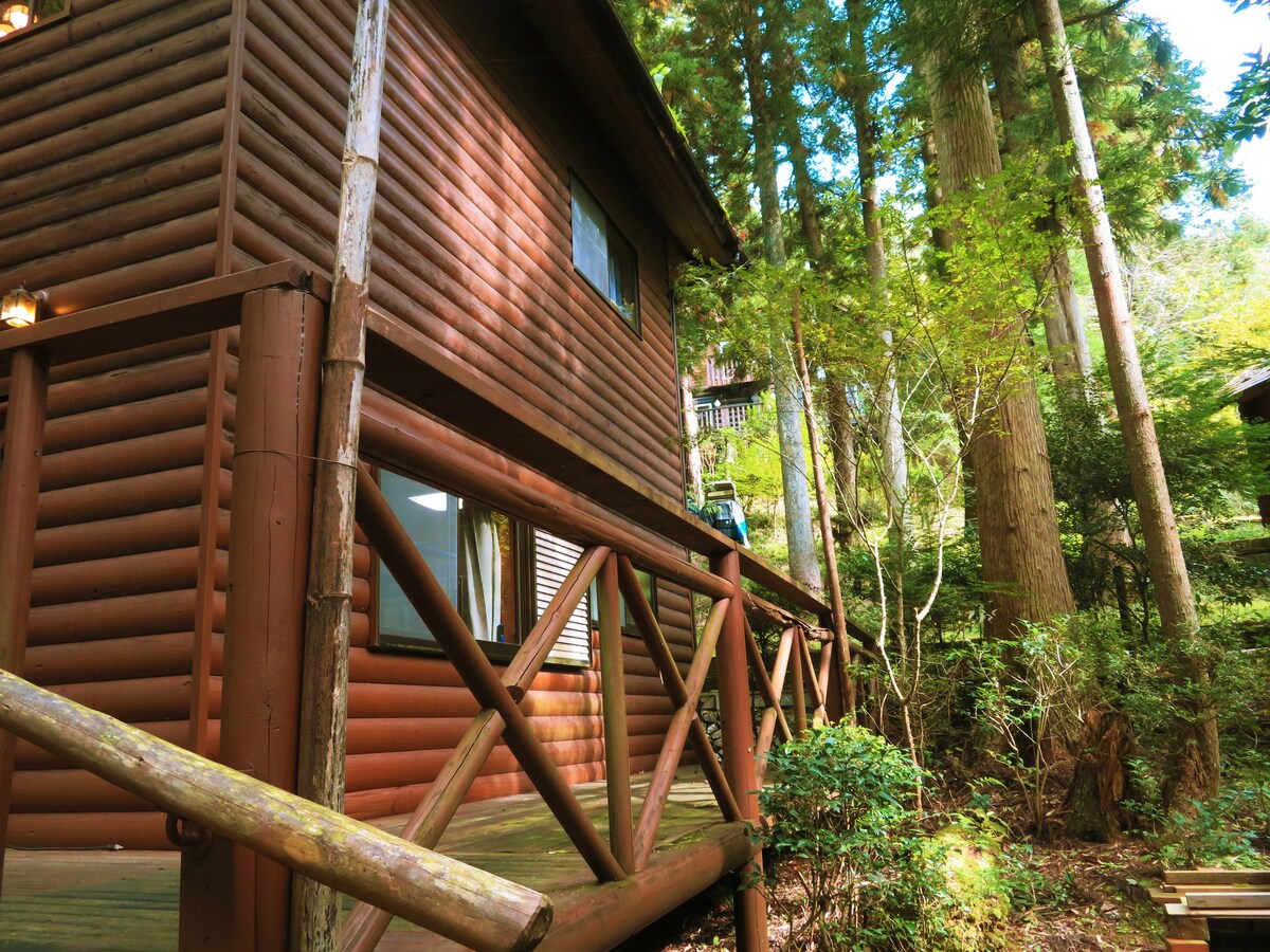 您还可以在有顶的木制甲板上享用烧烤！原木小木屋风格树林别墅