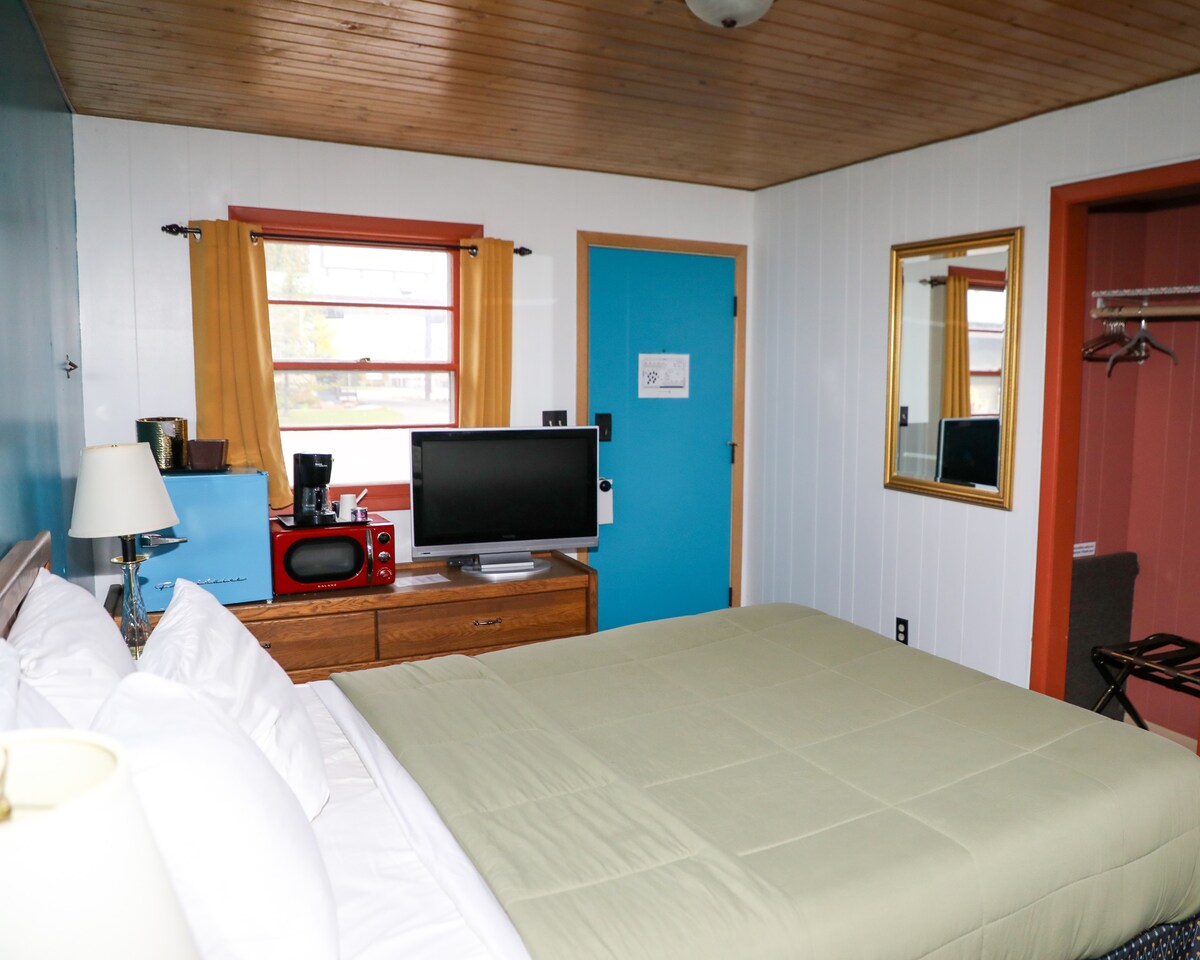 Hilltop Lodge Standard Queen - Room 102