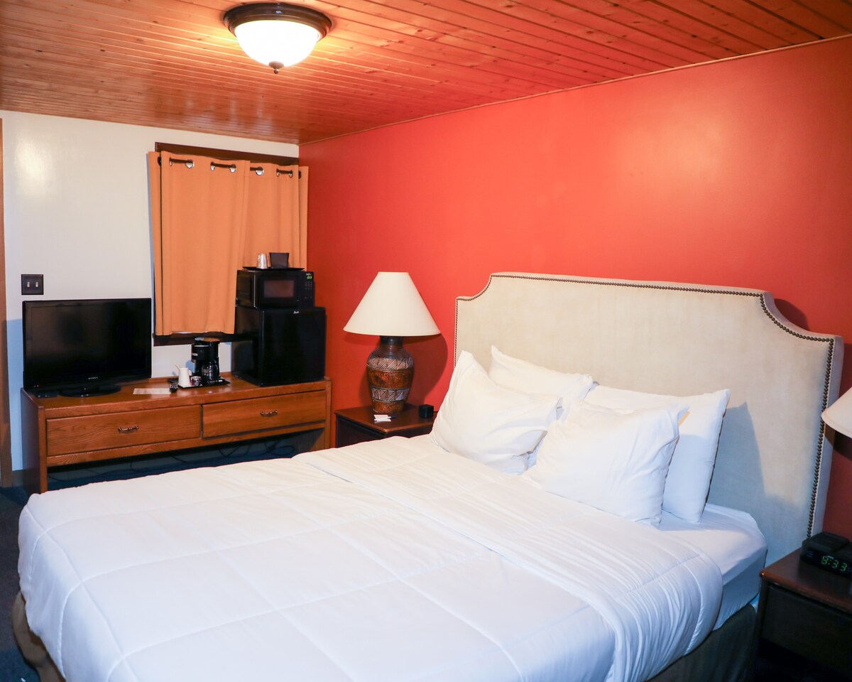 Hilltop Lodge Standard Queen - Room 103