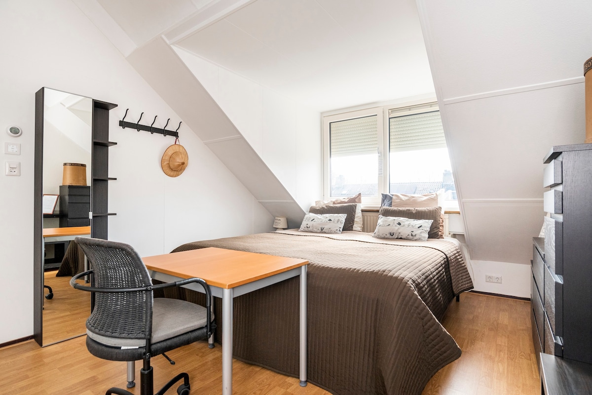 bedroom with sink and breakfast near A'dam!