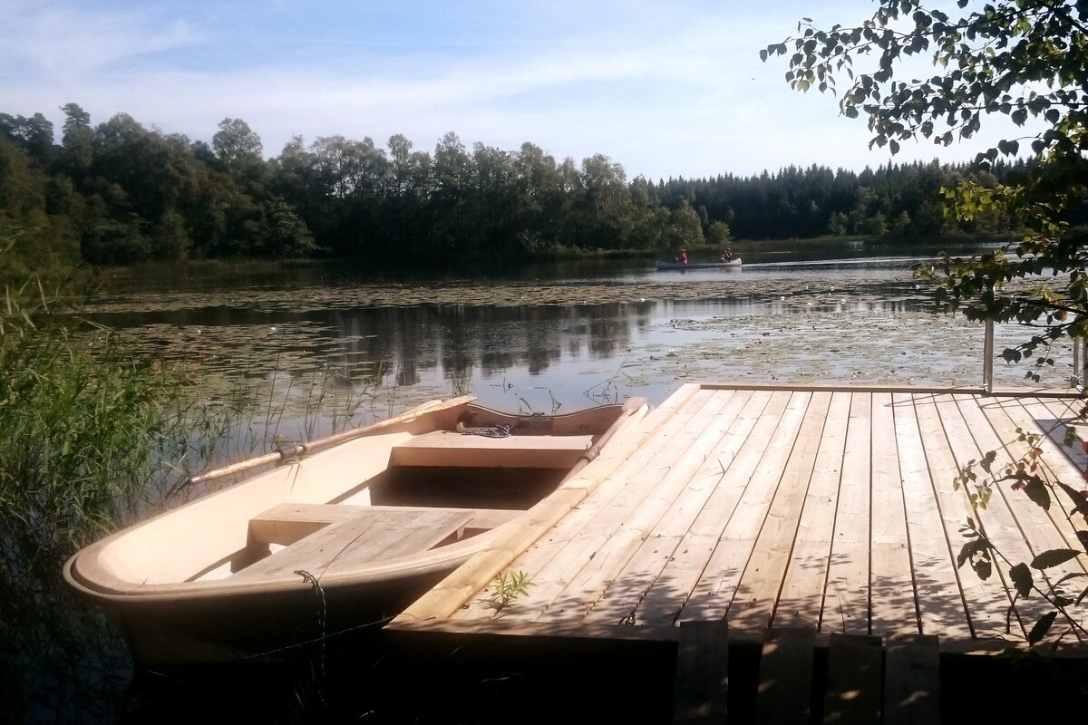 湖畔舒适小木屋