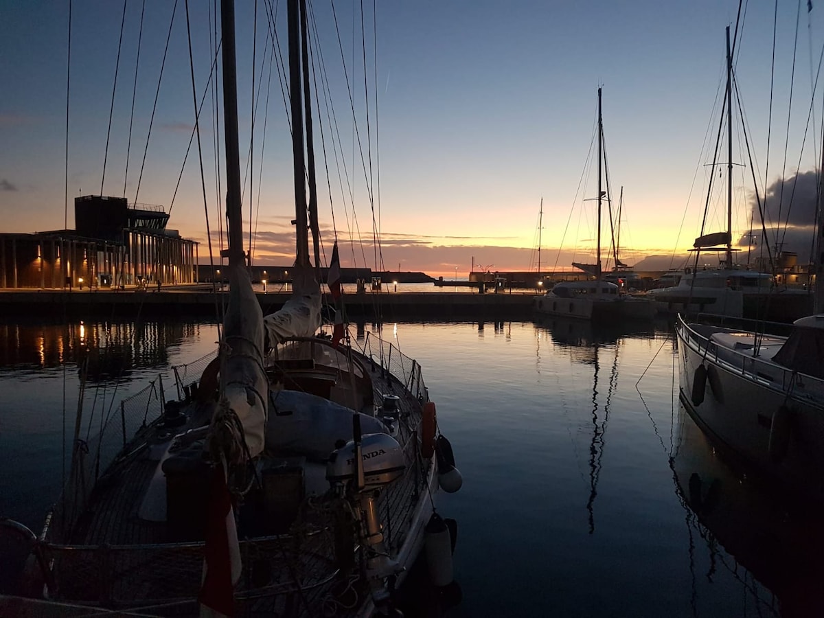 Charmant voilier dans le port de Monaco