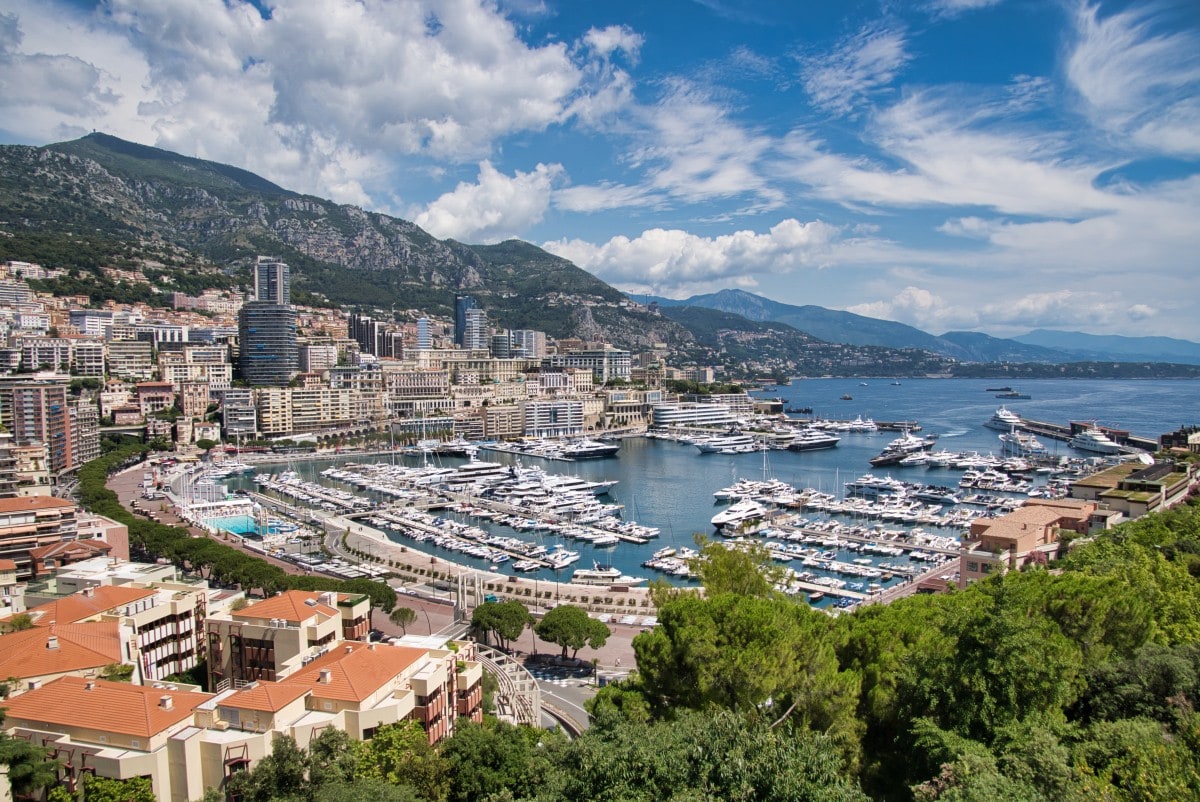 Charmant voilier dans le port de Monaco