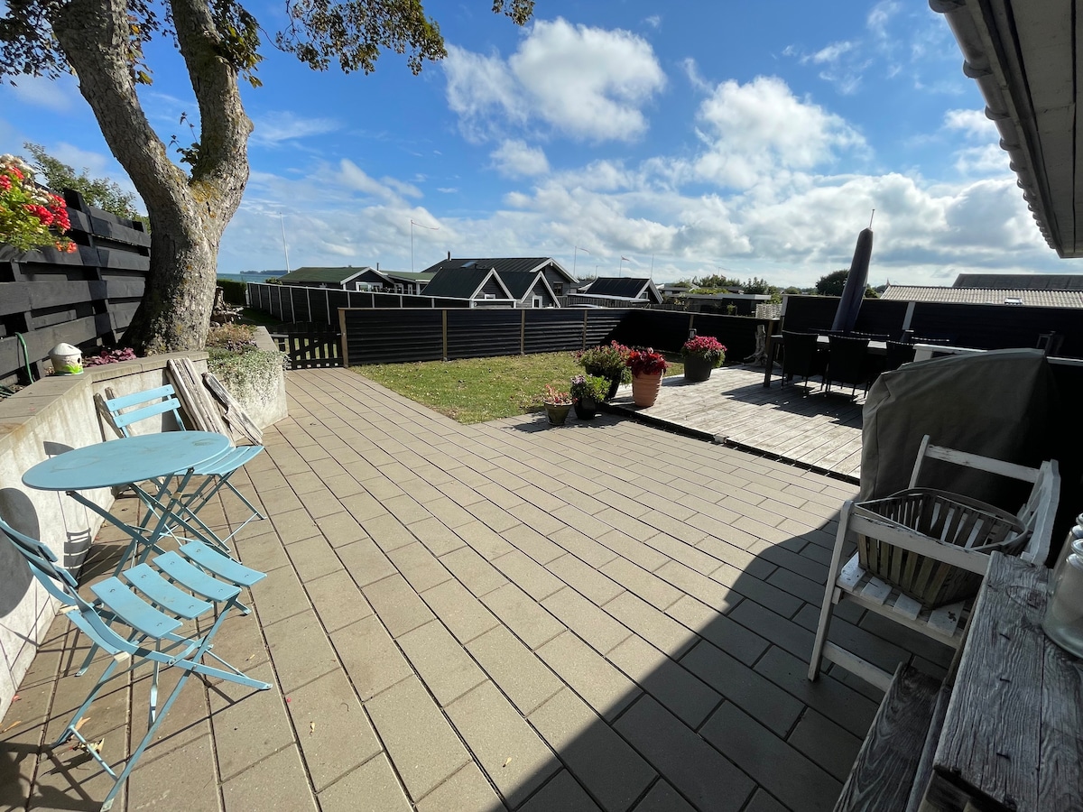 Sommerhus ved dejlig badestrand