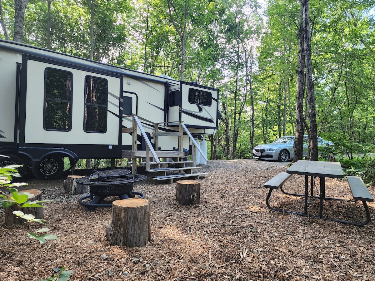 Flat Rock on the River! 2021 RV sleeps 6.