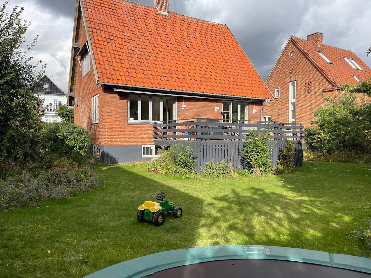 Family friendly villa w/ garden in hip CPH area