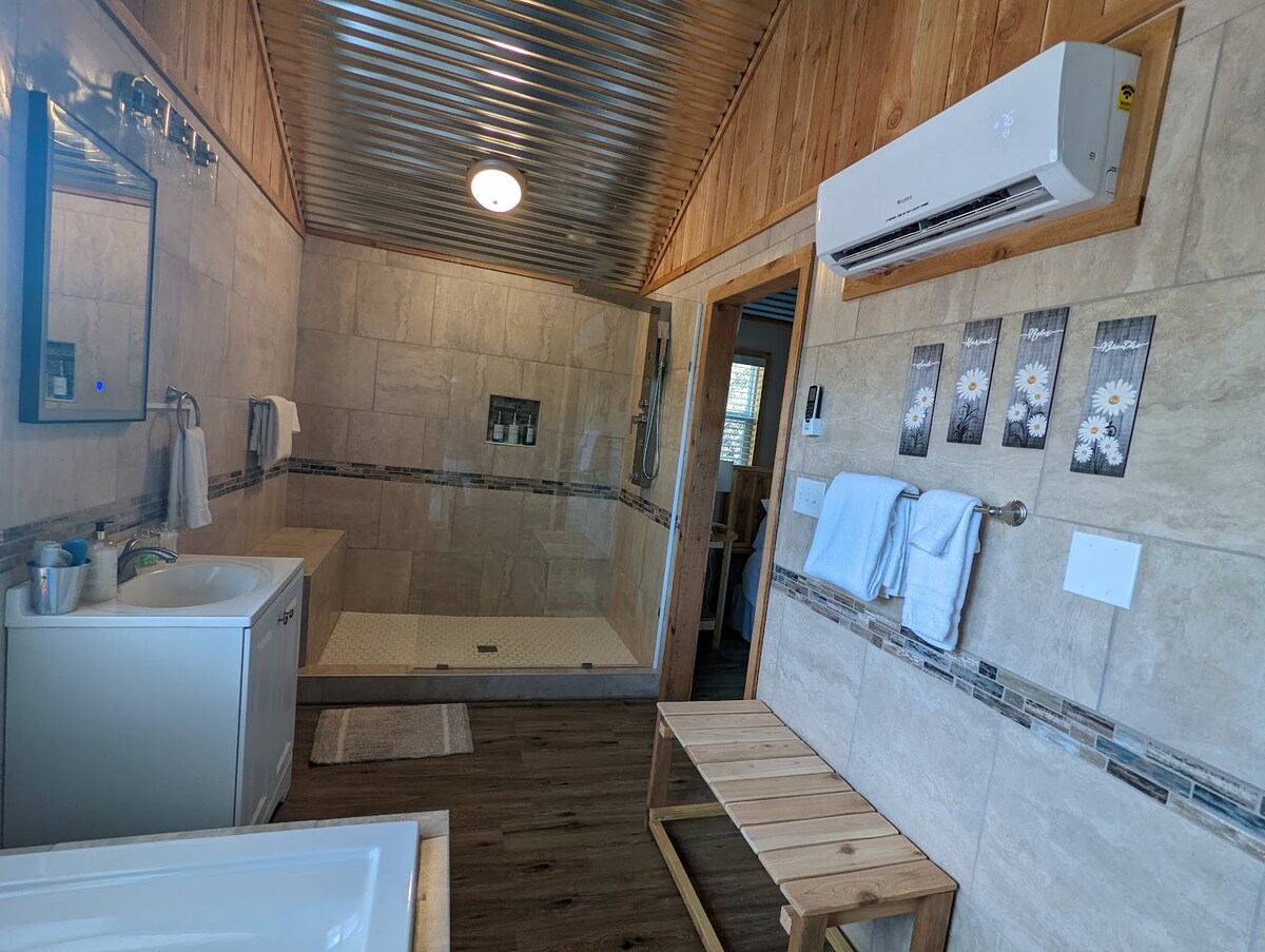 Daisy -Luxury 1BR Jetted Tub- City Escapes Cabins