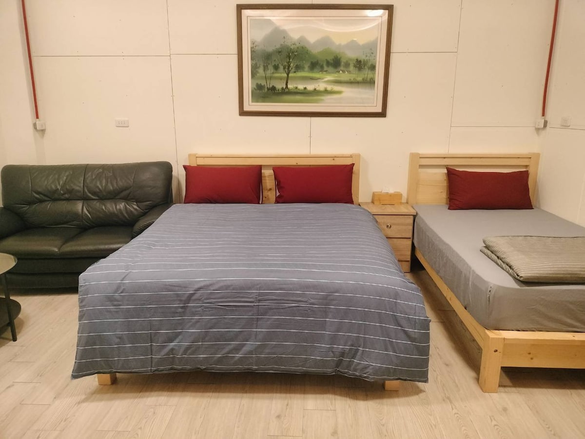 [水源棧T2]一張標準雙人床+一張單人床，2人至3人溫馨套房(備有免費停車場)