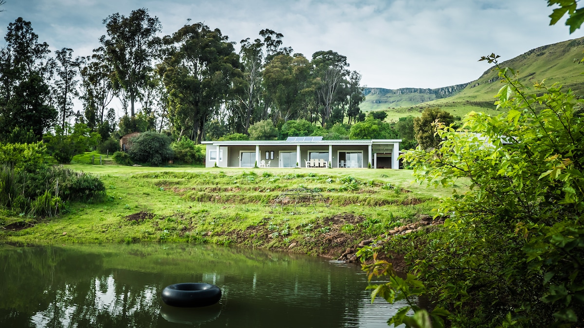 Midlands EcoLodge, offgrid with awesome views.