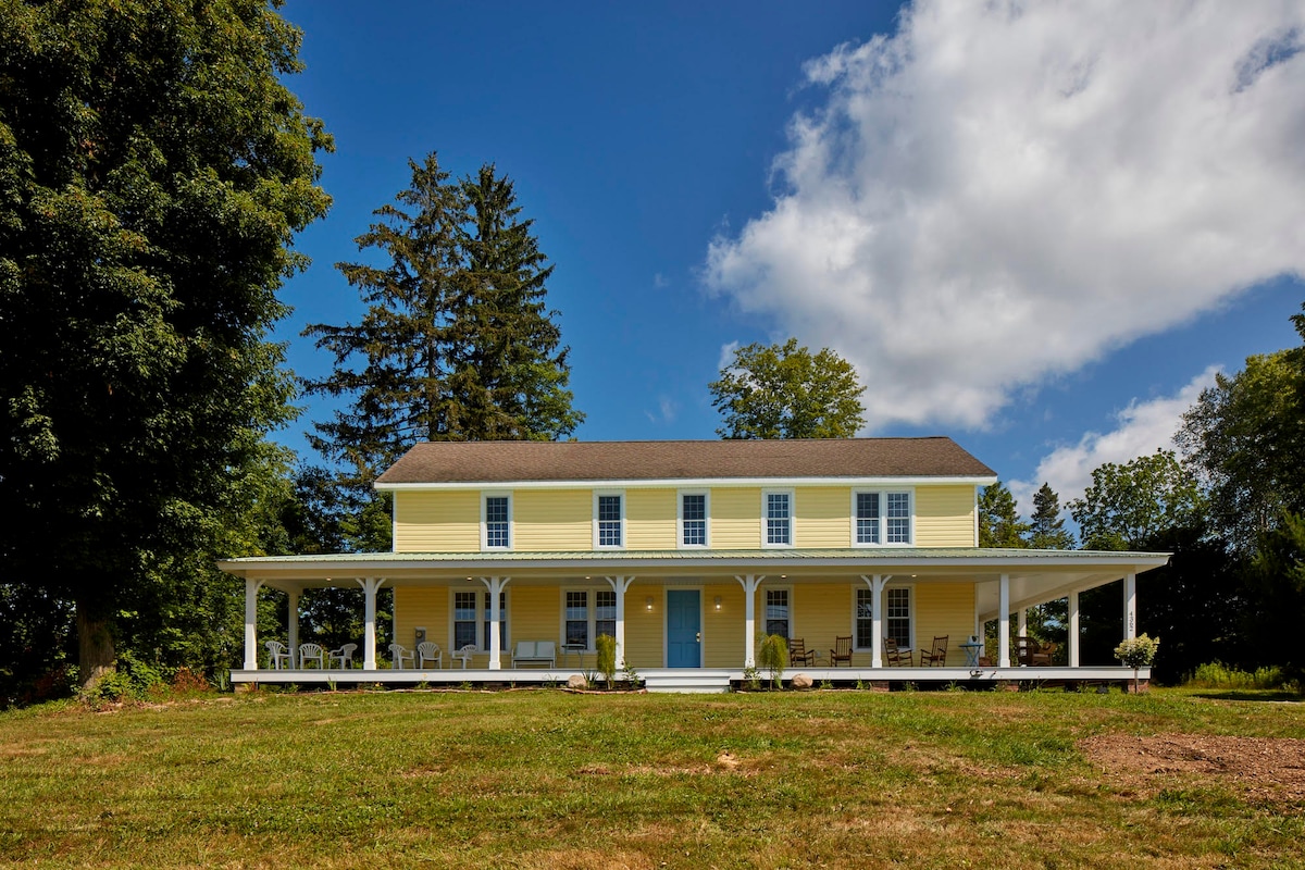 Spacious home w/ lakefront+dock