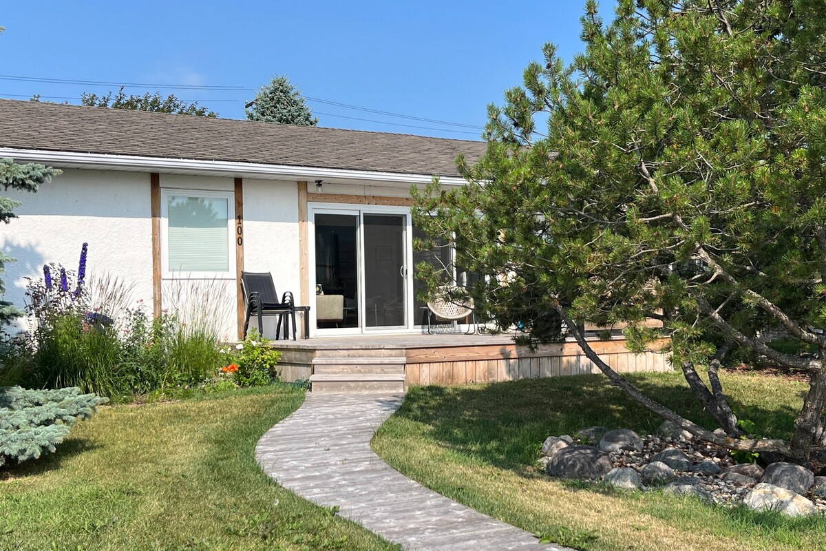 Mid-Century Mod Home w/ Hot Tub near Viking Park