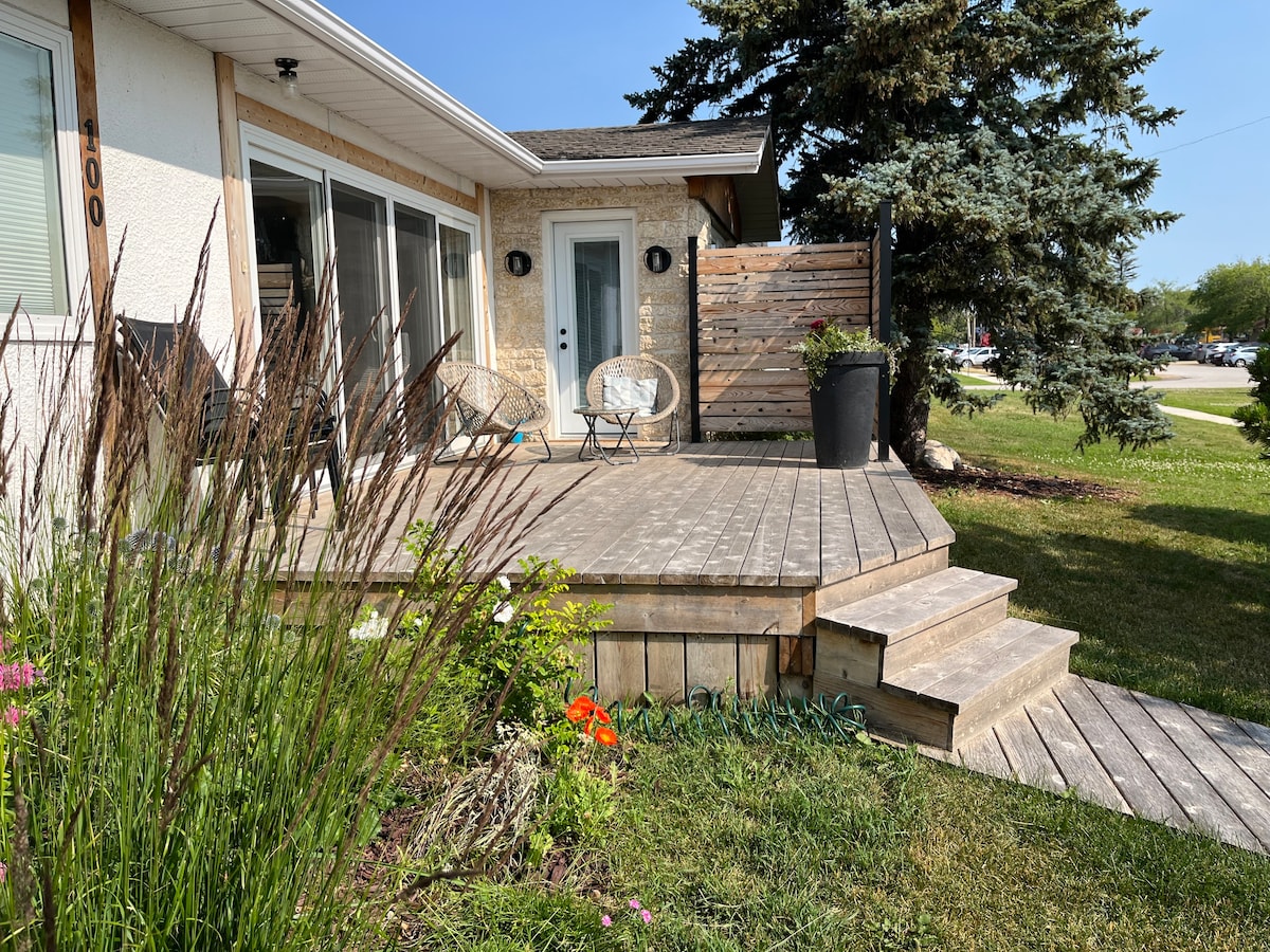 Mid-Century Mod Home w/ Hot Tub near Viking Park