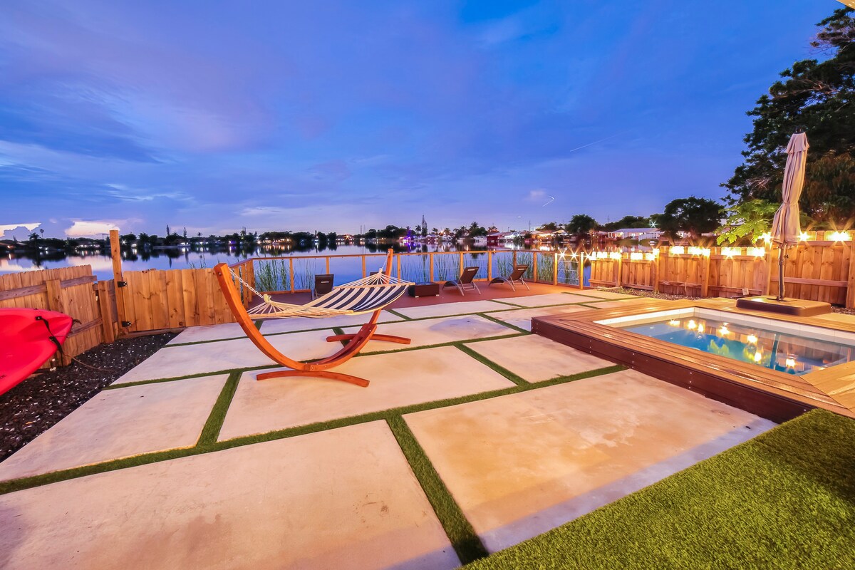 Picture Perfect Lakehouse with Jacuzzi - King bed