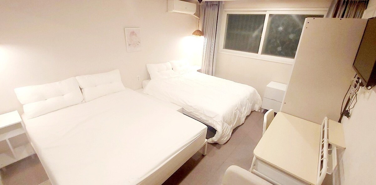 弘大舒适公寓式住宿（ 2张标准双人床， 4人） m31