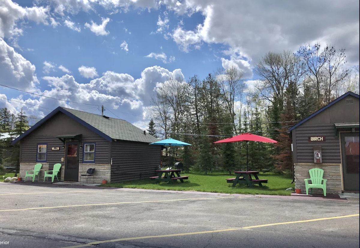 Hilltop Lodge - Cedar -Queen Cabin