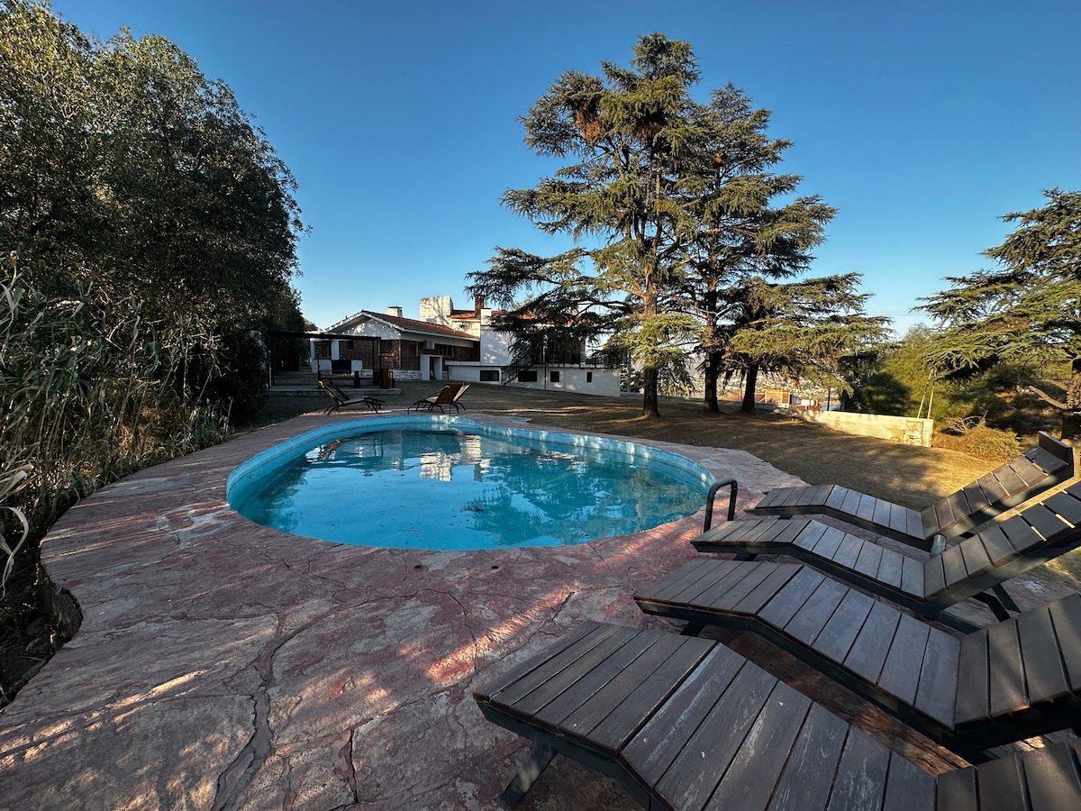 全新！令人惊叹的别墅，可欣赏卡洛斯帕斯（ Carlos Paz ）的美景-游泳池