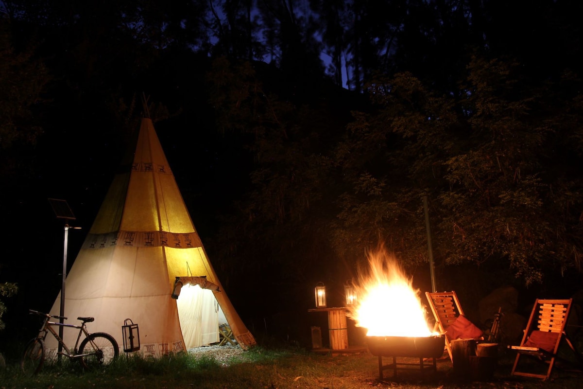 壮丽的印第安帐篷Sioux +晚餐与营火