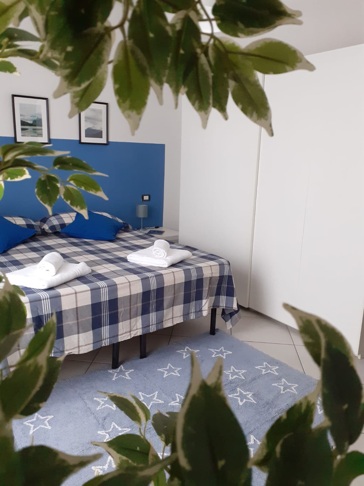 配备独立卫生间的蓝色房间，可俯瞰室内装潢