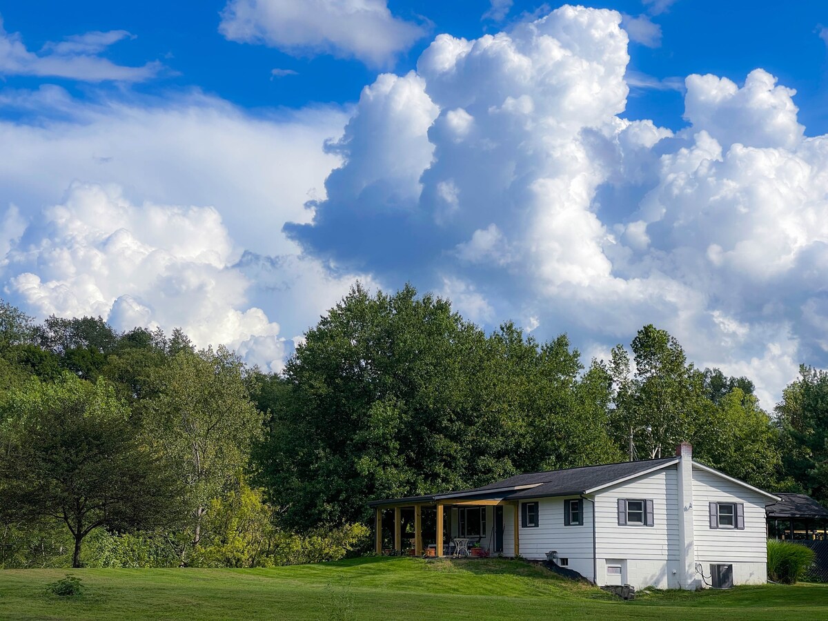 Cozy Weekend Getaway 
w/ Hot Tub, Pet Friendly