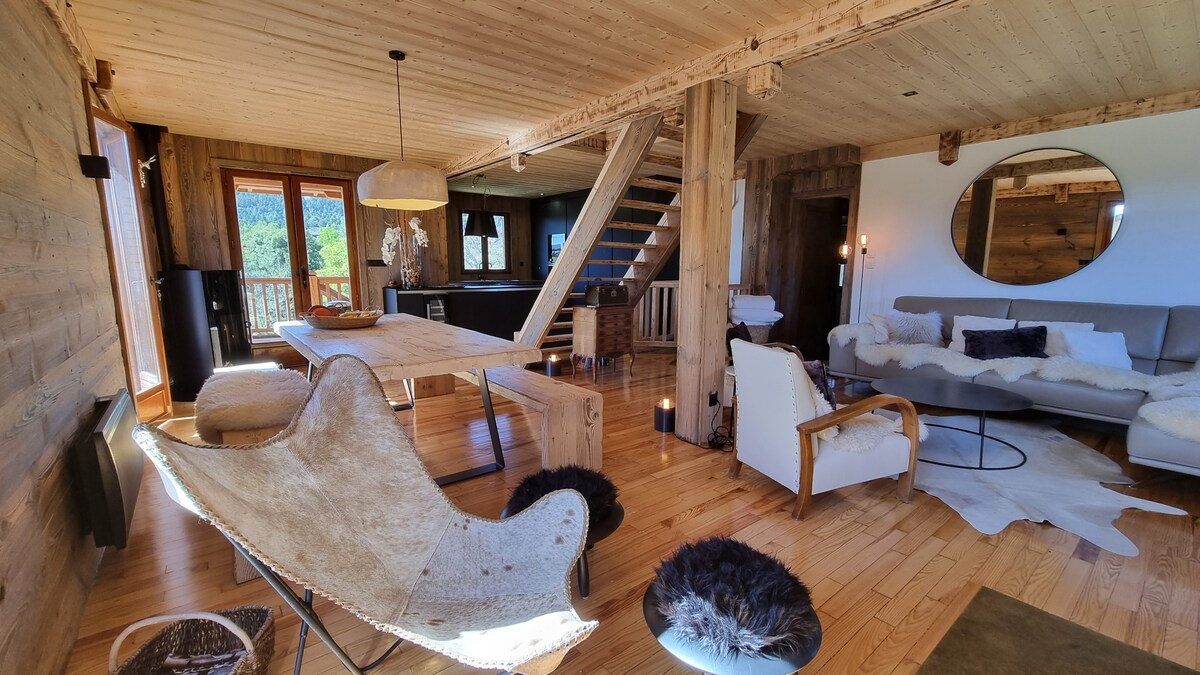 度假木屋「Hiona Lodge」壁炉、空间宽敞、明亮。