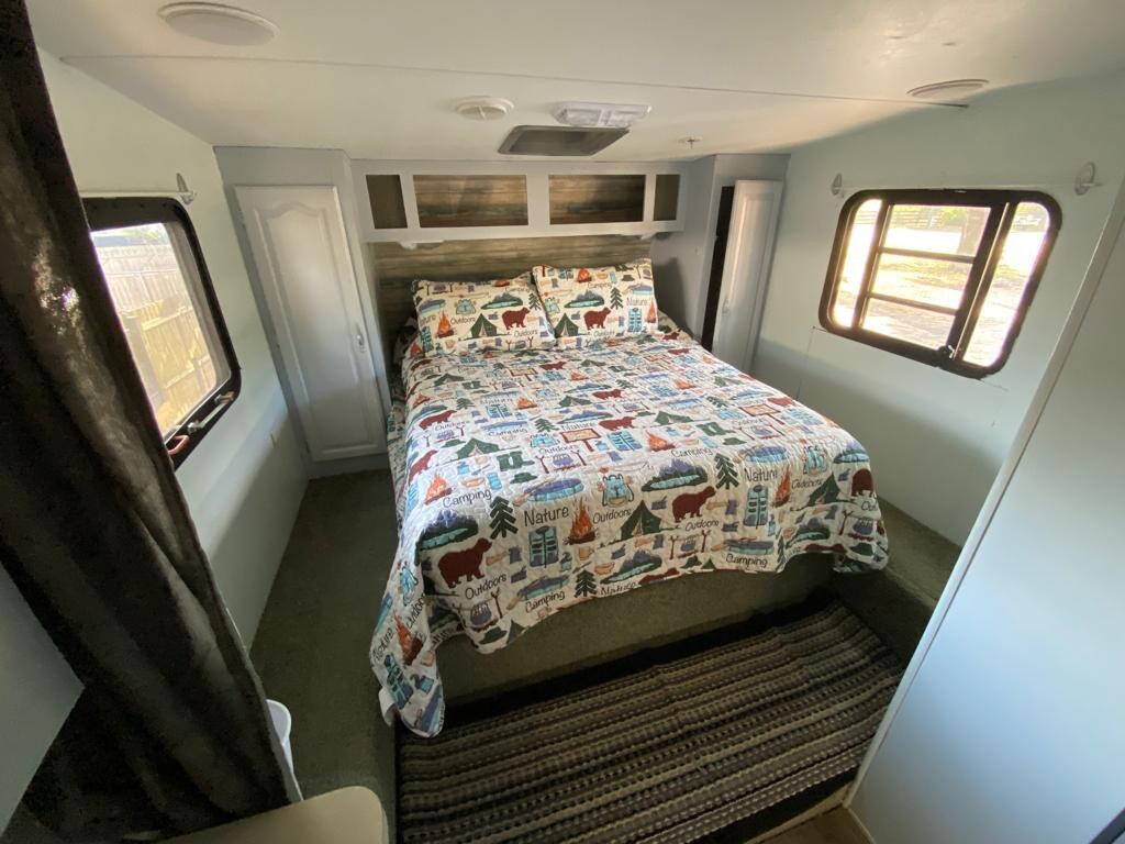 好地点！ 1间带便利设施的卧室露营车。