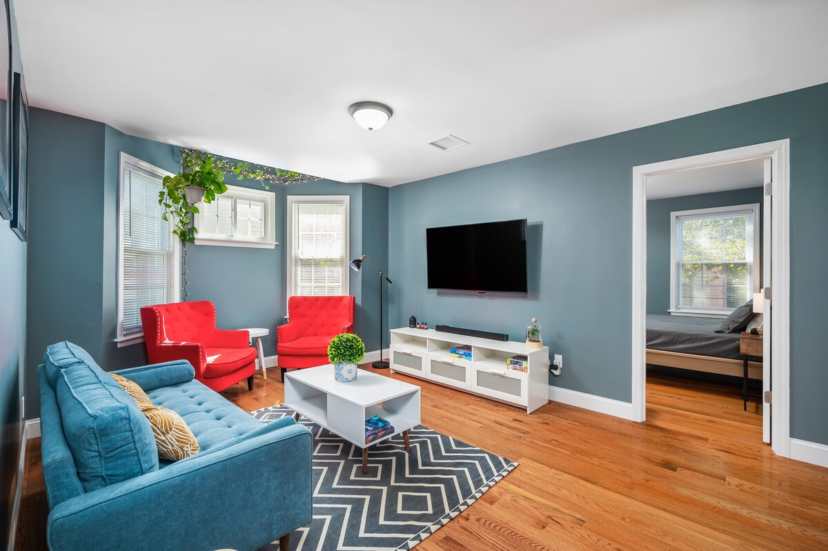 Colorful, Comfy & Modern ~ Close to NYC ~ Parking!