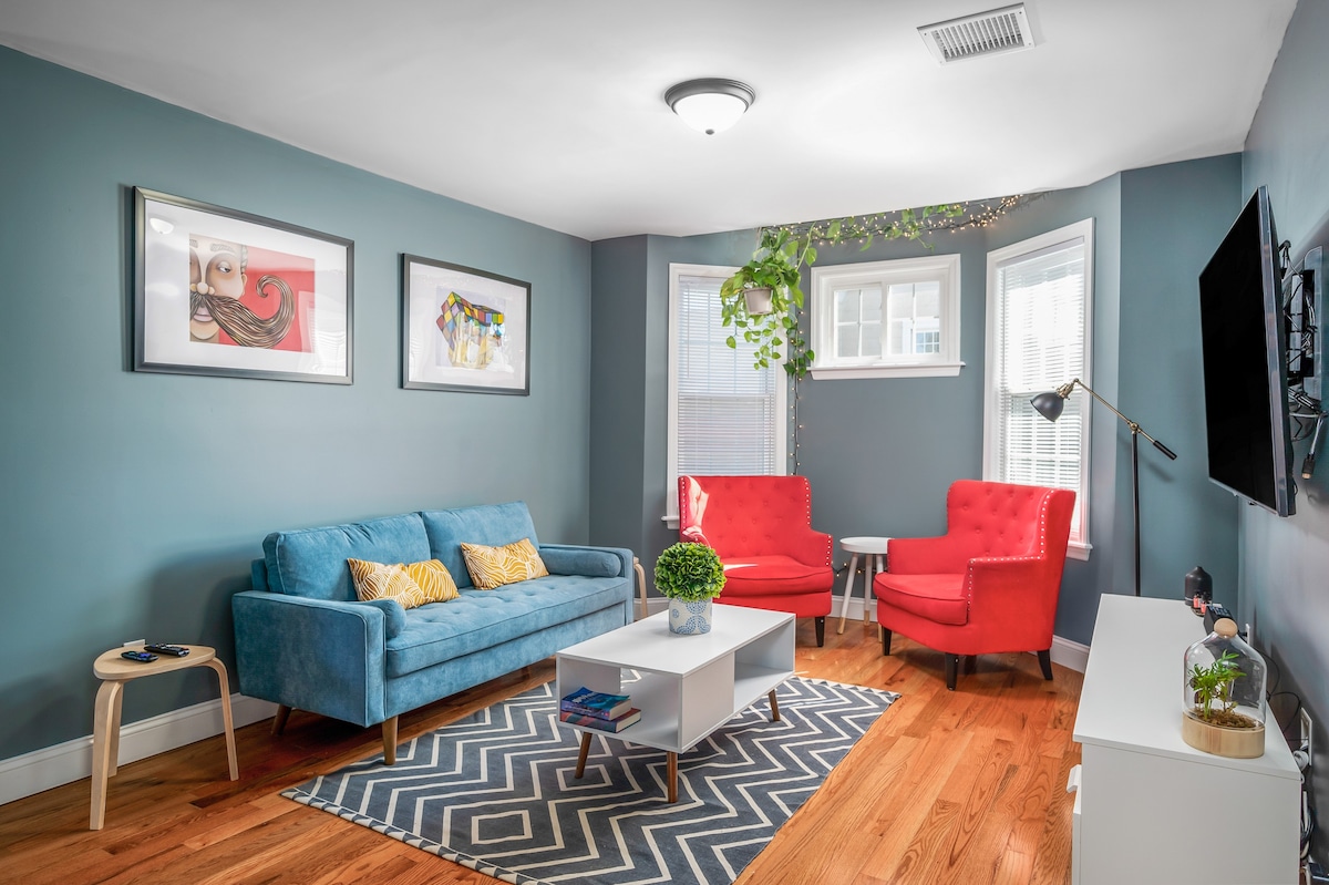 Colorful, Comfy & Modern ~ Close to NYC ~ Parking!