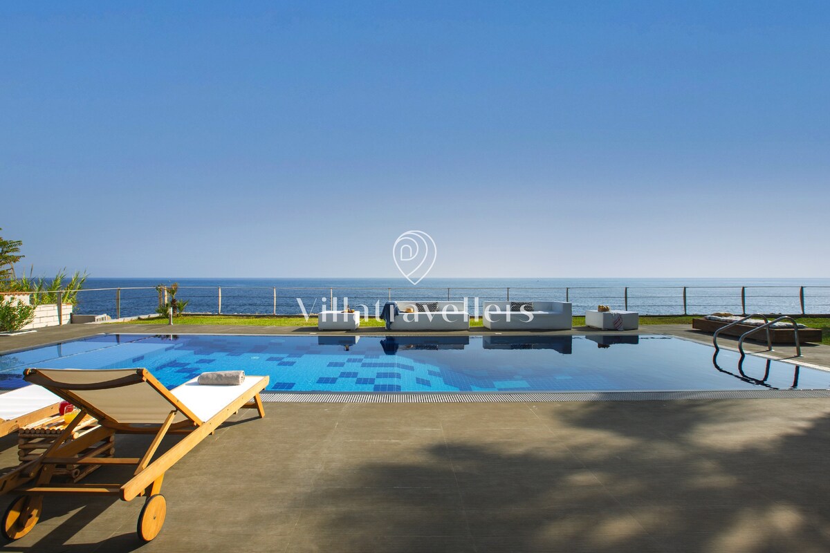 Fantastic Seafront Villa in Sicily with Pool