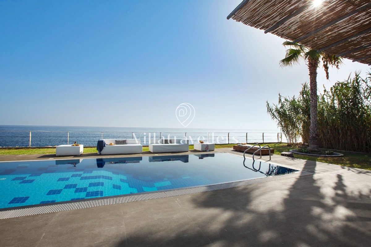 Fantastic Seafront Villa in Sicily with Pool