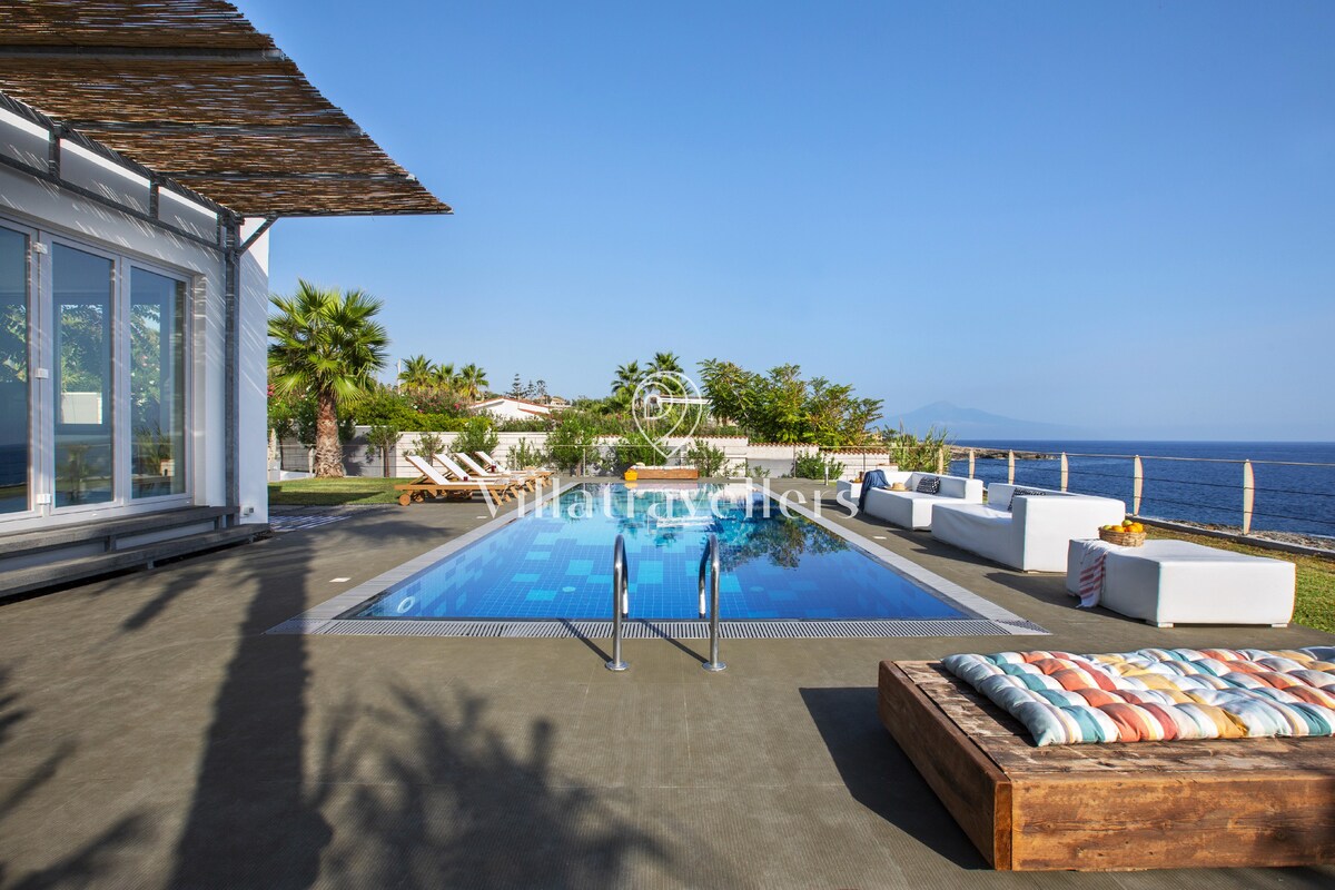 Fantastic Seafront Villa in Sicily with Pool