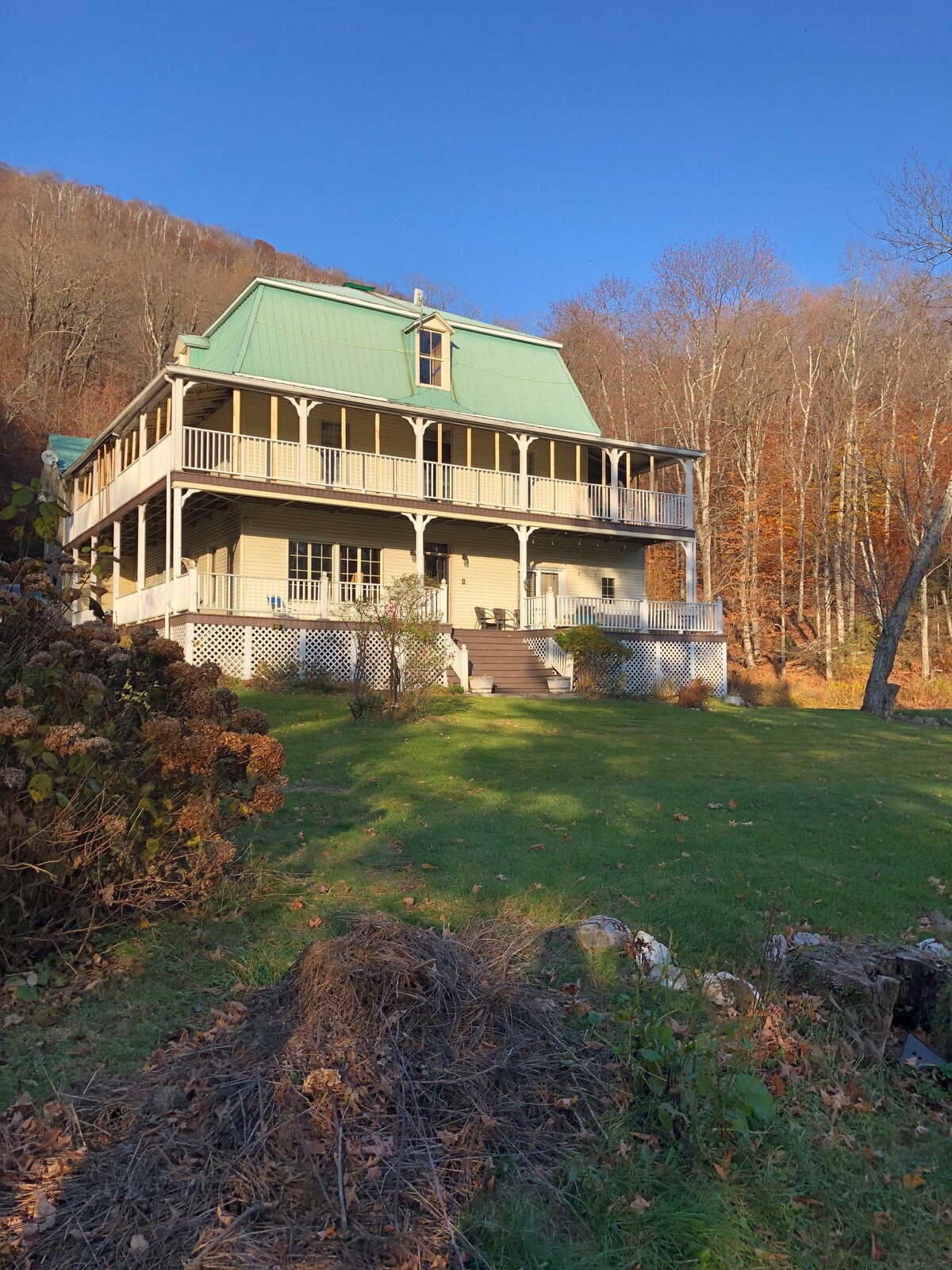 Historic 5-10br home in middle of ski country