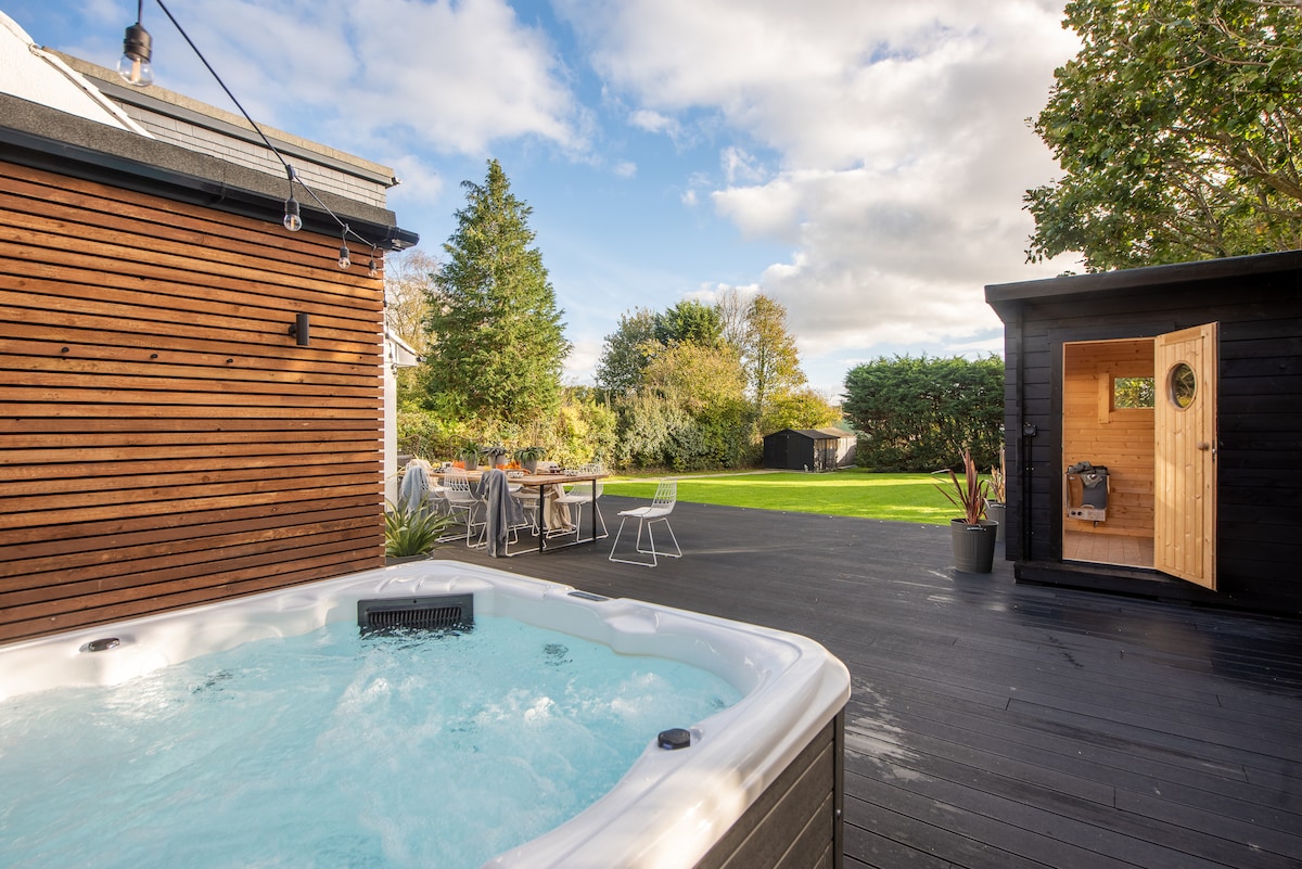 Large House - Hot Tub, Sauna, Games & Cinema Room