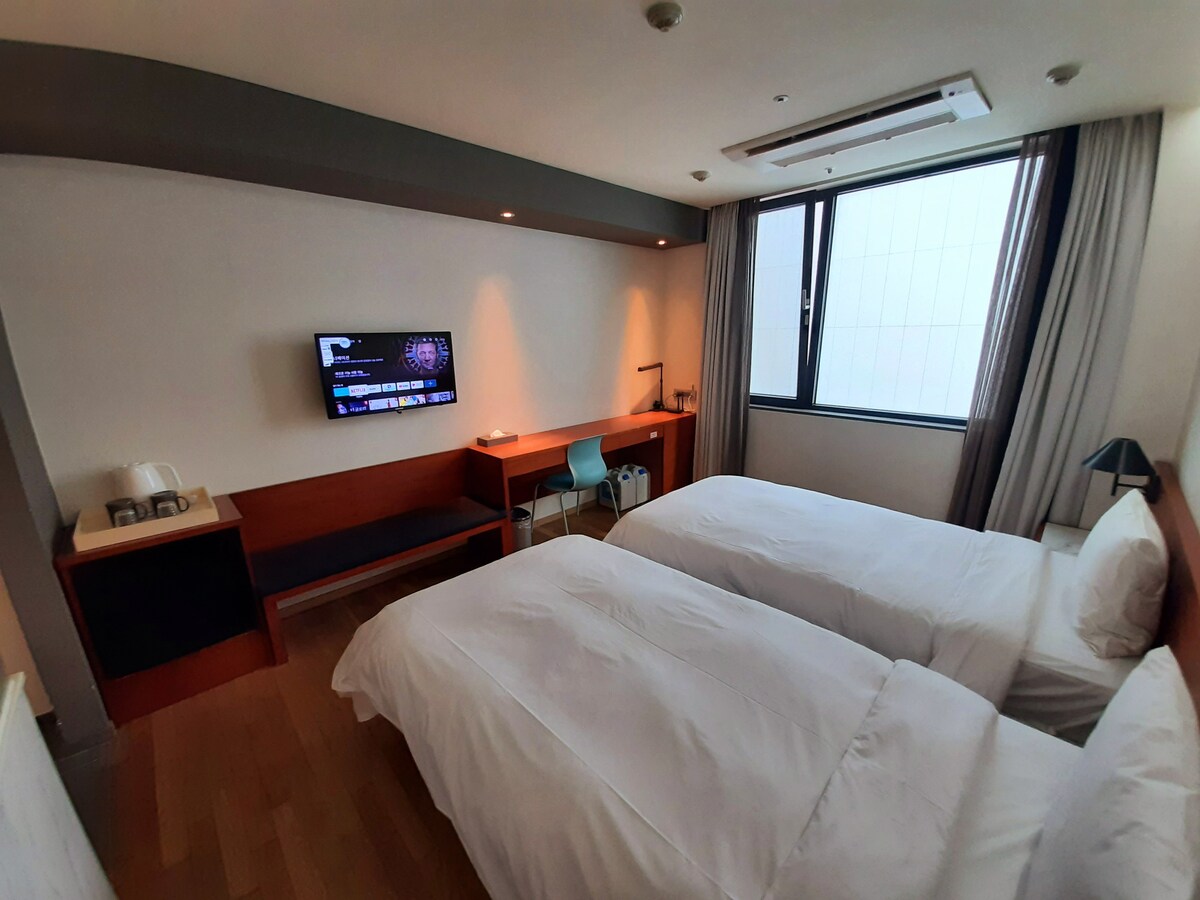 [豪华双人床（浴缸）]宽敞的房间，位于Seoul Local Stitch中心的现代建筑内