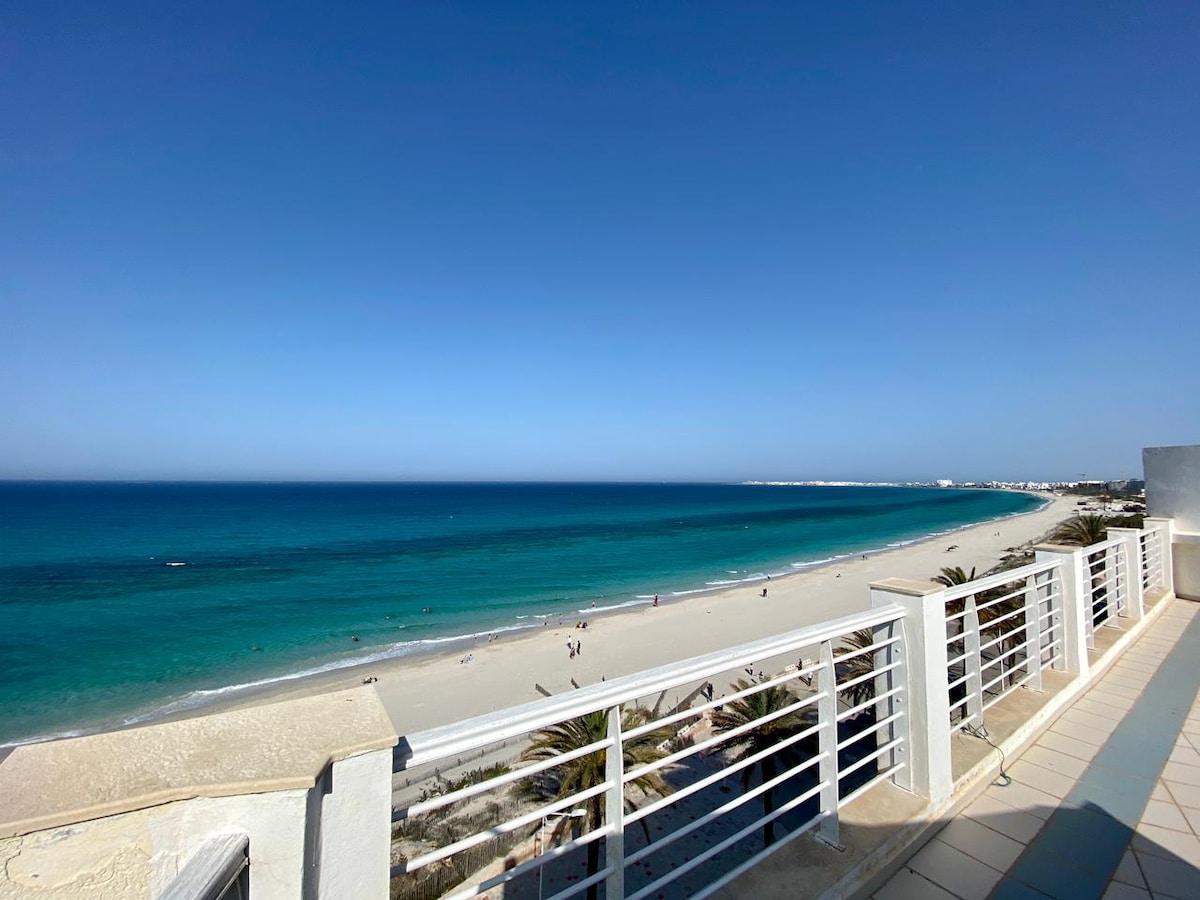 Appartement au bord de la mer avec terrasse.