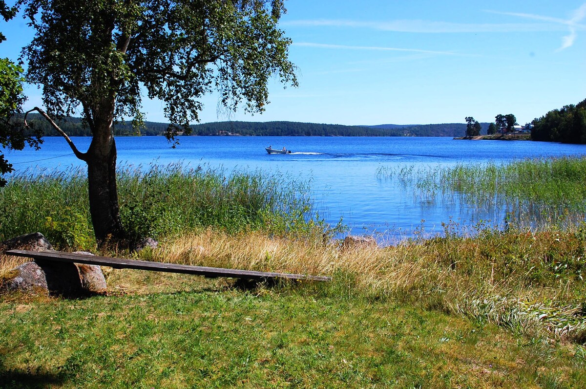 Rymlig stuga vid Torpa Ydre, nära sjön Sommen