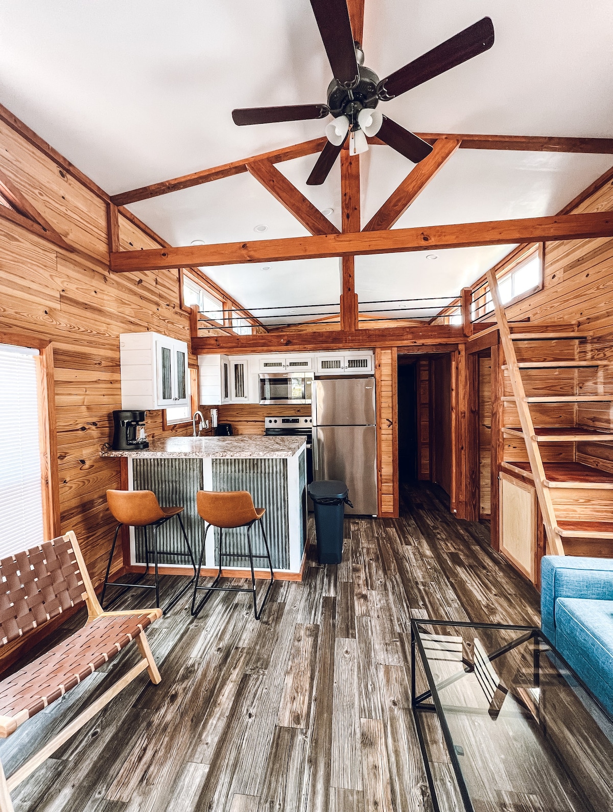 Cabin w/ pool, movie theatre, clubhouse & brewery