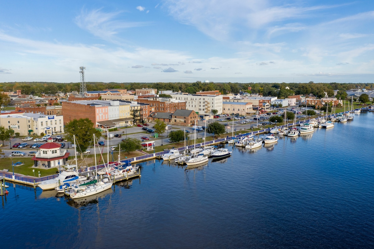 Harbor Hideout: Steps from Pamlico River