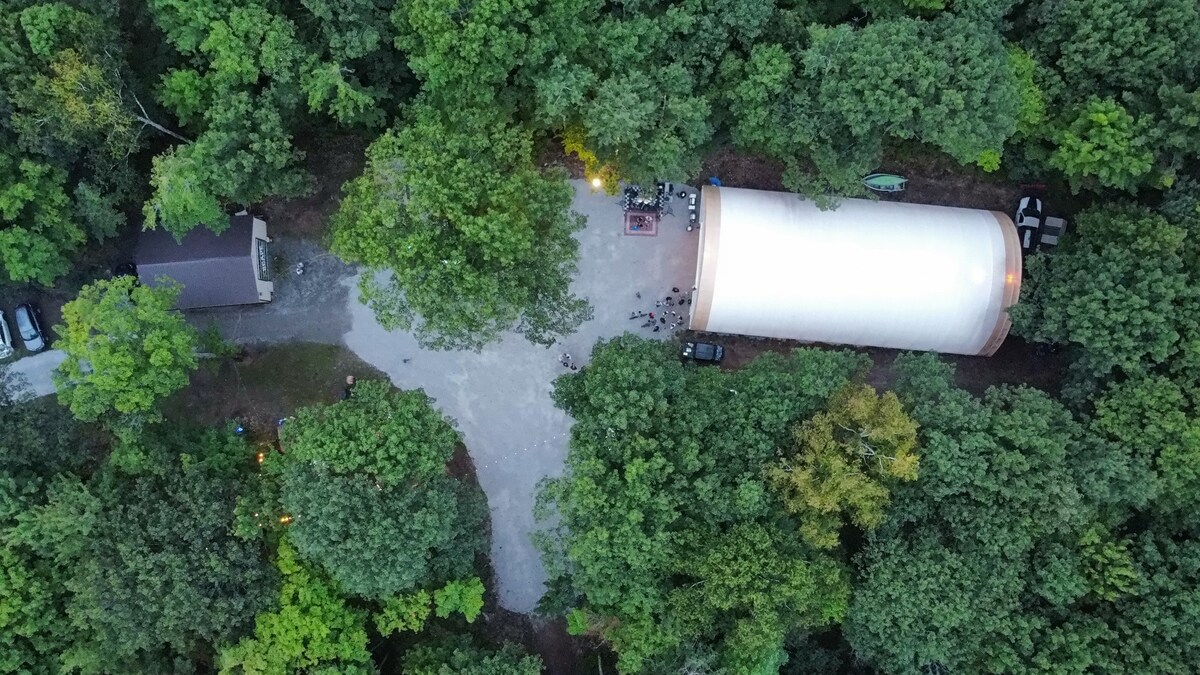 华丽的公园类似区域，巨大的带顶棚的建筑