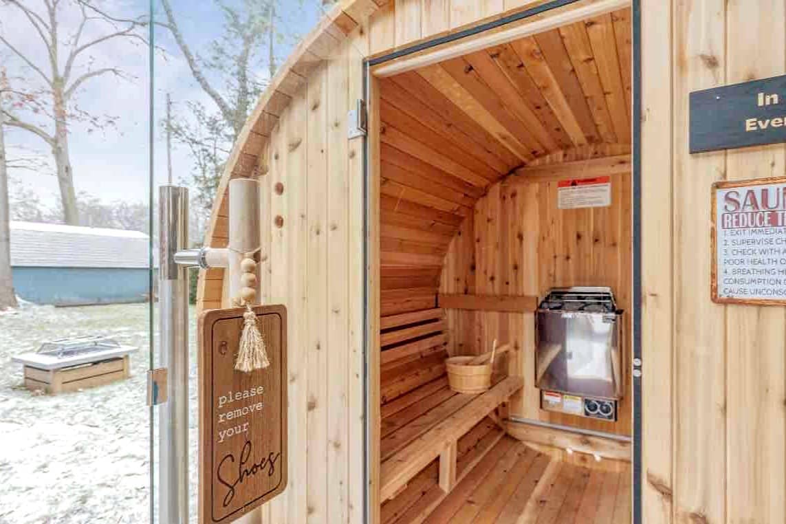 Large Sauna & Hot Tub! Short drive to Lake MI & DT
