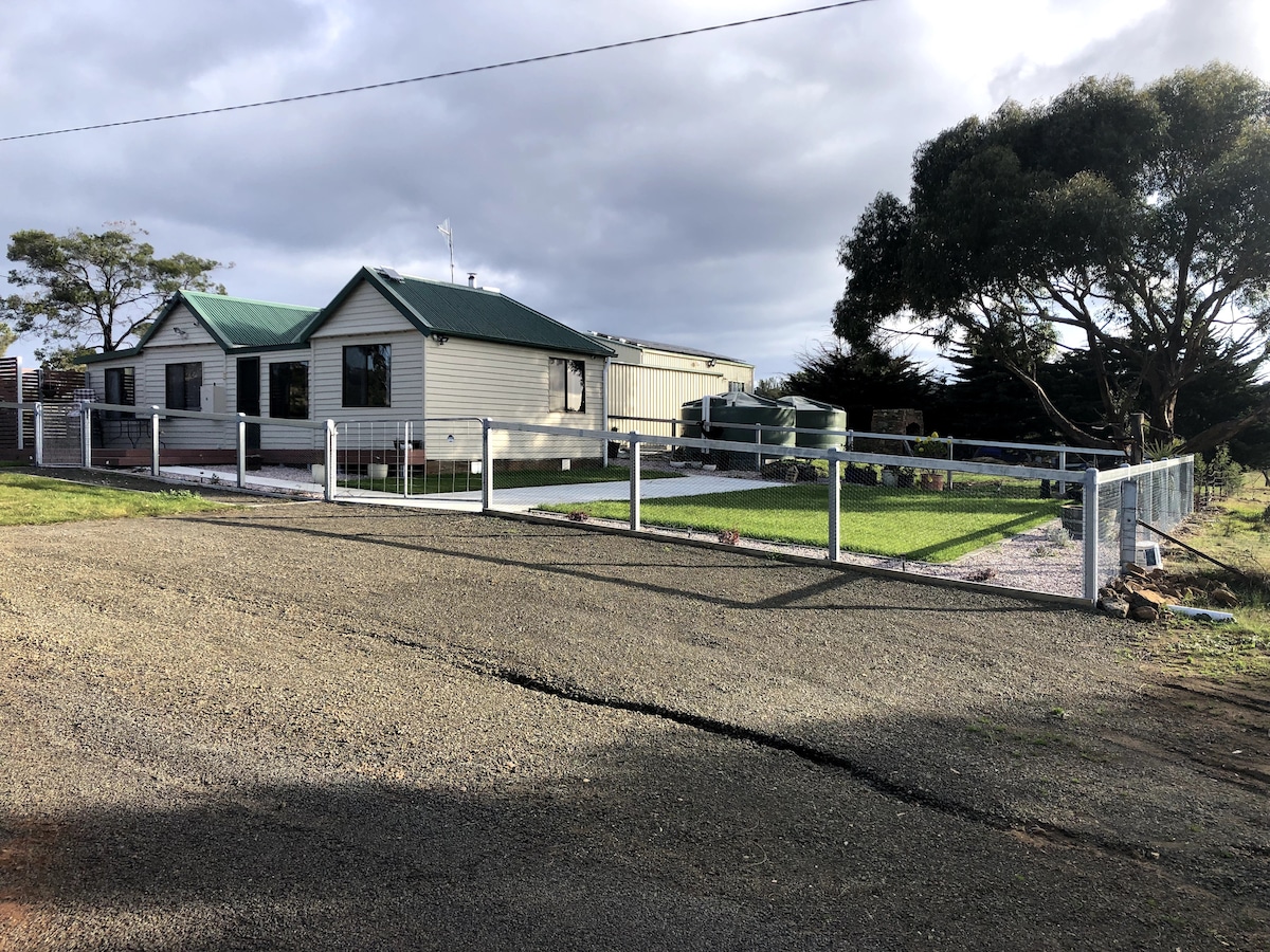 舒适的3卧室乡村小屋，带室内火灾