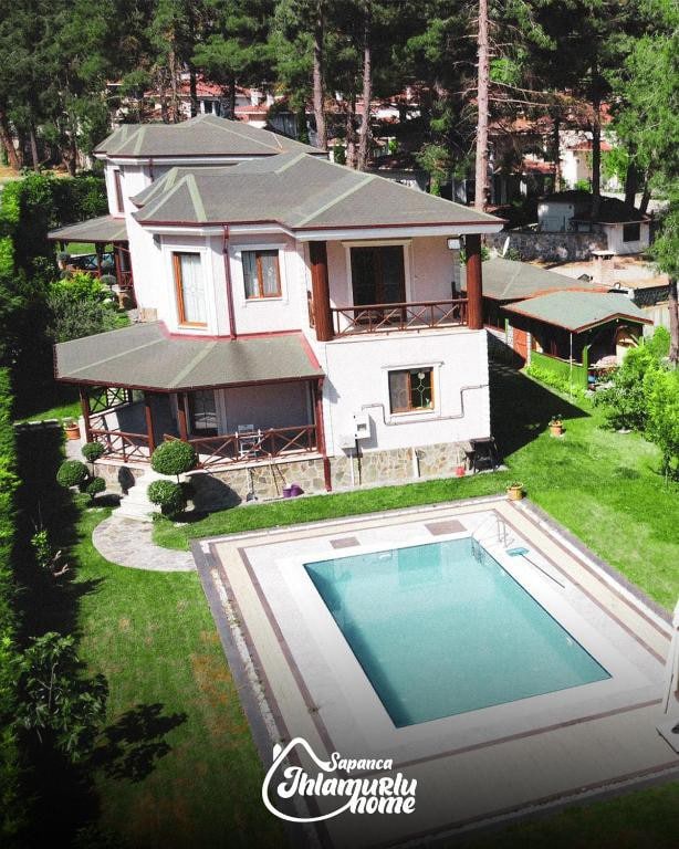 Sapanca ，双层公寓， 4 +1独立别墅，带泳池和花园
