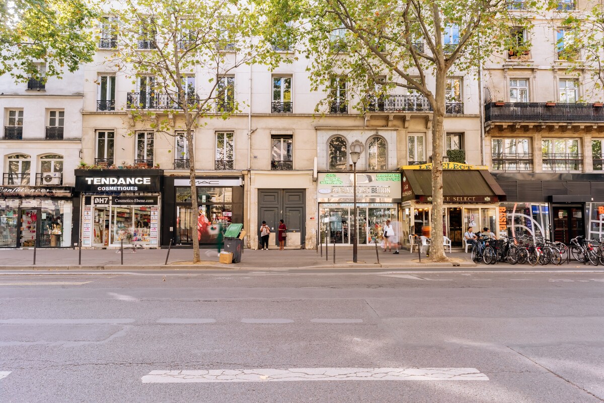 位于巴黎市中心的宽敞单间公寓！