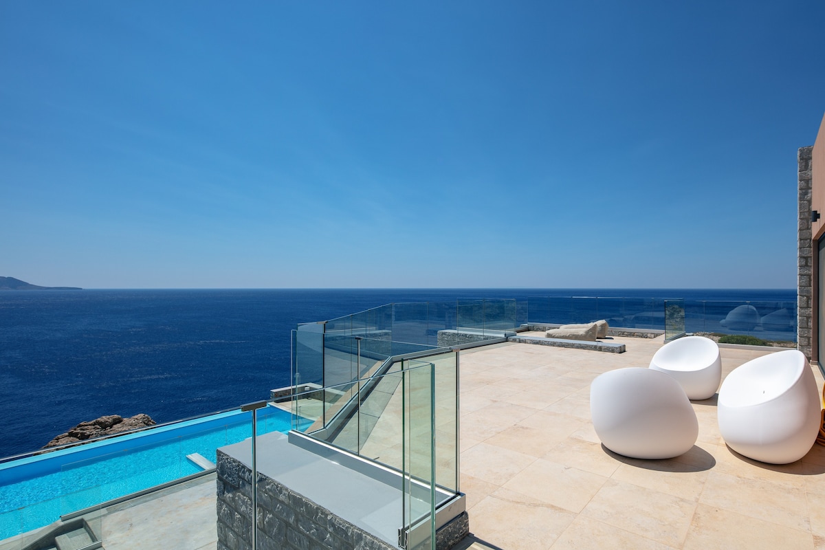 Stunning Seafront complex with 2 infinity pools!