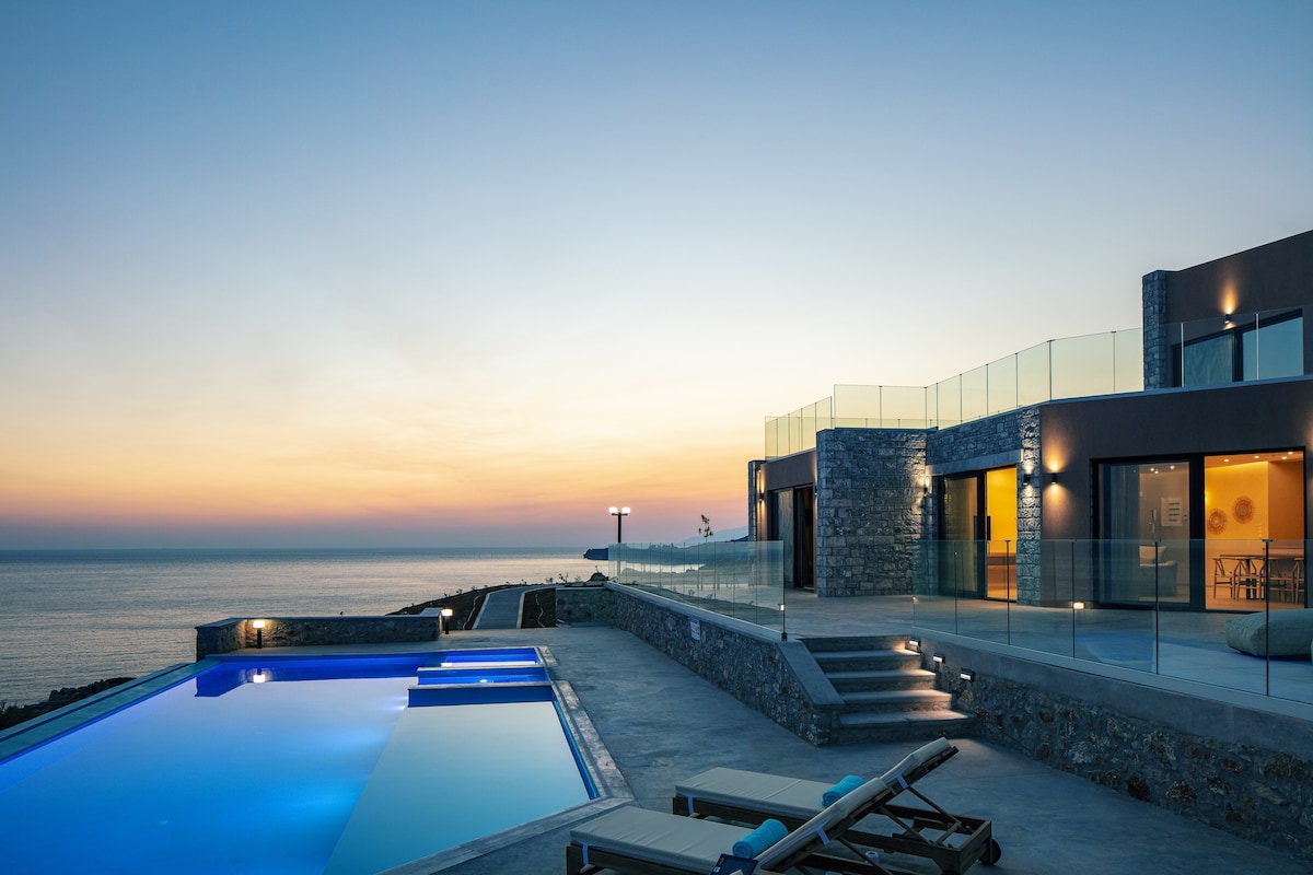 Stunning Seafront complex with 2 infinity pools!