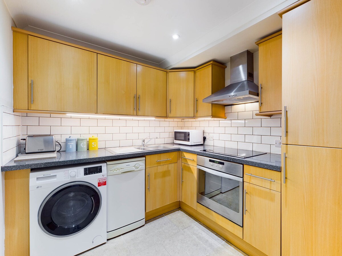 Lovely Redhill town centre apartment