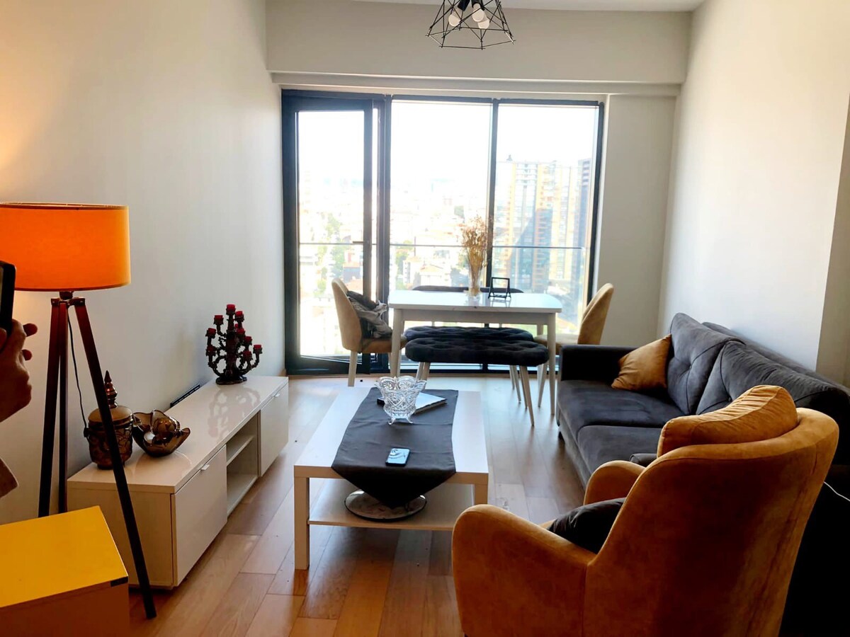 Luxury Secure 2BR at Center near Metrobus & Train