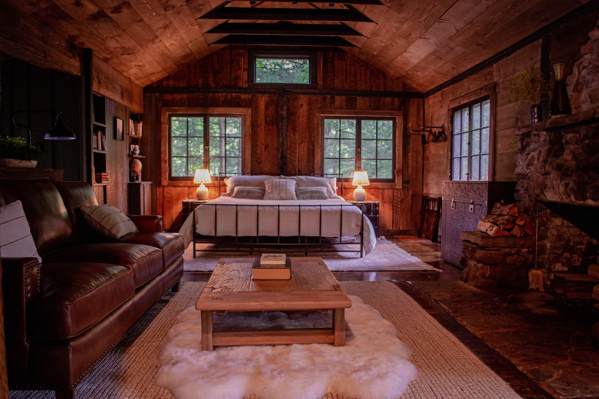在850英亩土地上翻修过的130年小木屋中度假。