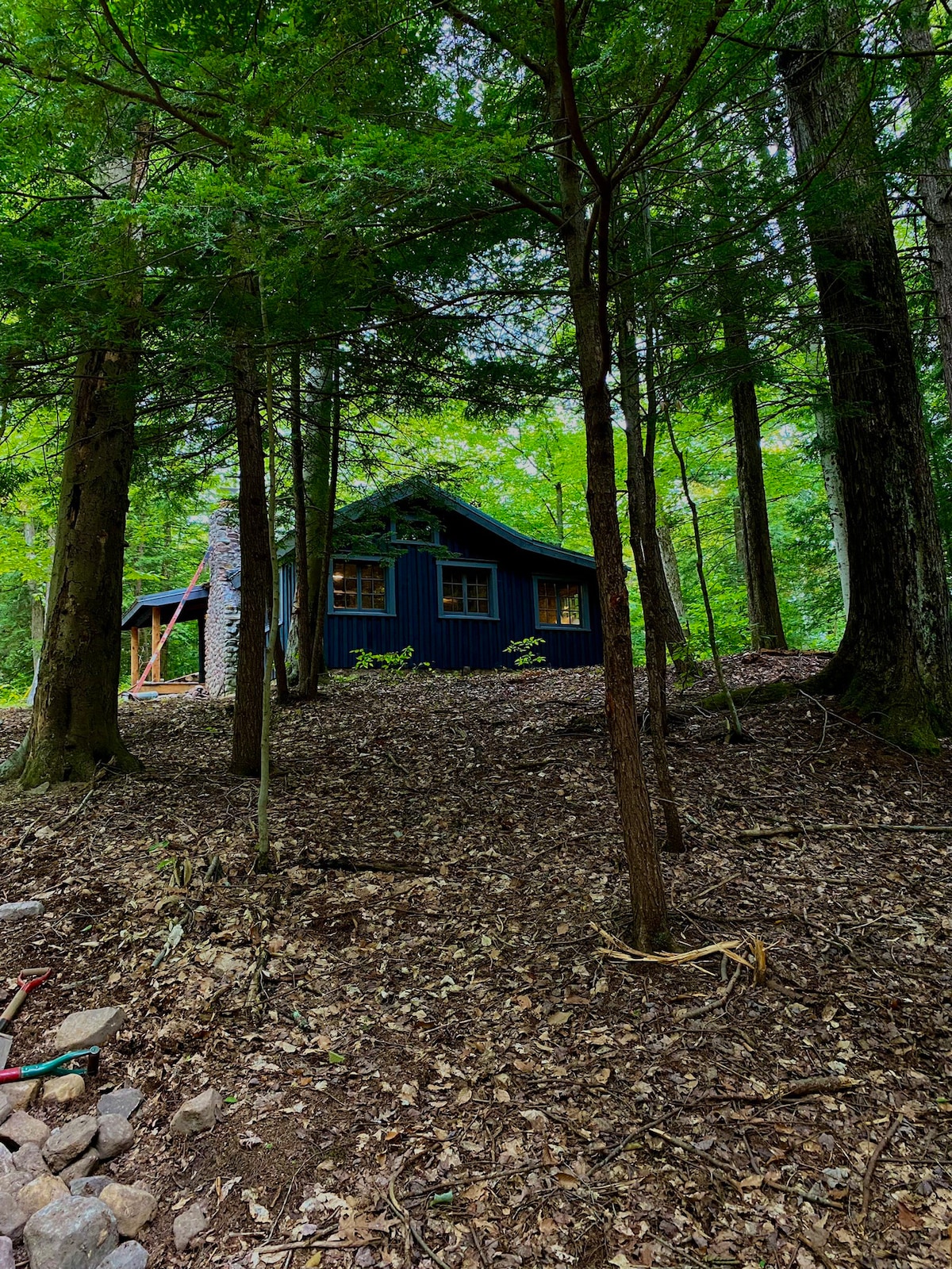 在850英亩土地上翻修过的130年小木屋中度假。
